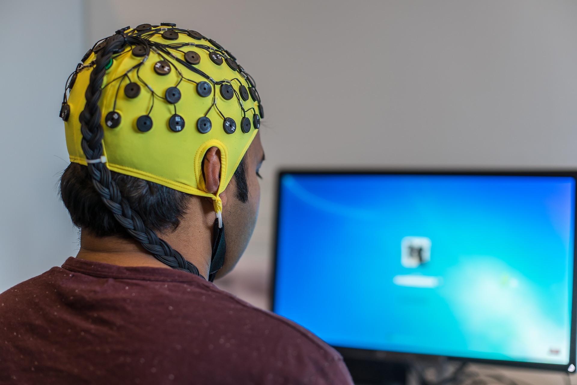 An EEG head equipment to measure brain current.