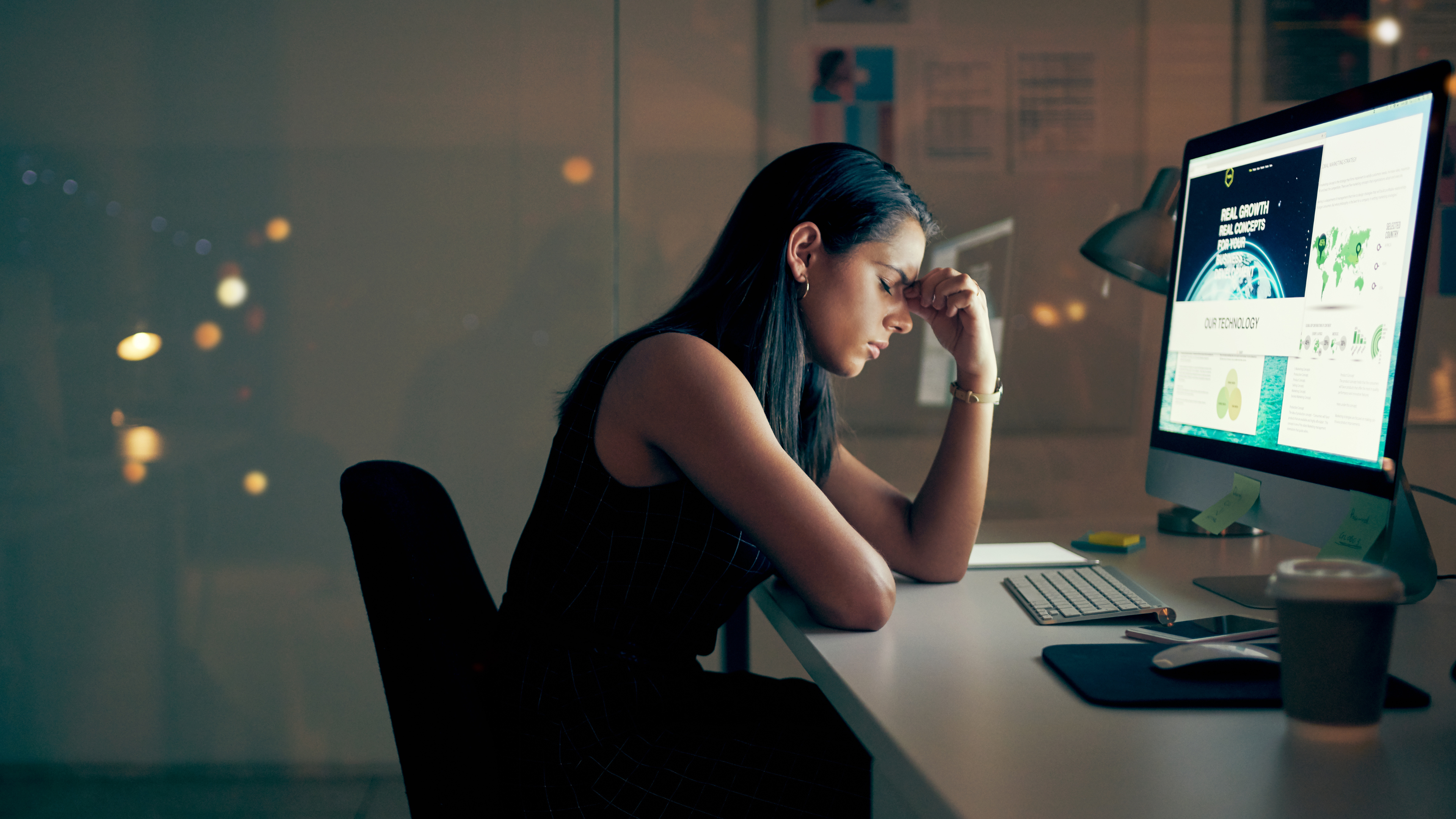 Stressed woman in front of a computer.
