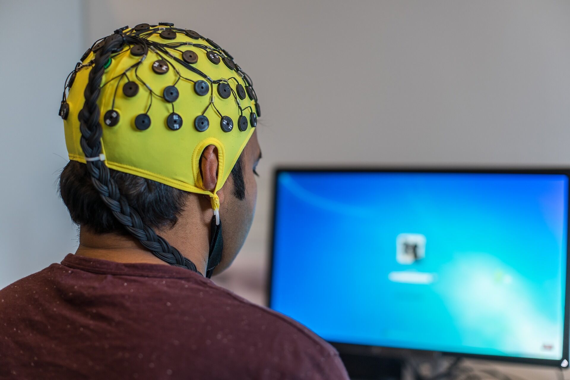 An EEG head equipment to measure brain current. 